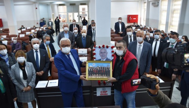 Balcı belediye meclisinde anıldı. Erdoğan'a rozet takıldı