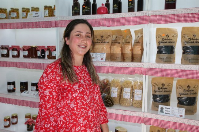 İzmir'deki Efes Tarlası Bakkalı 1 yaşında