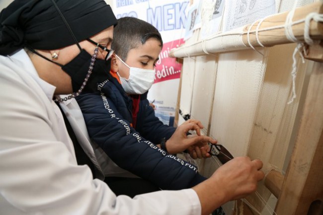Kocaeli Gebze'de öğrenciler Hereke Halısı dokudu