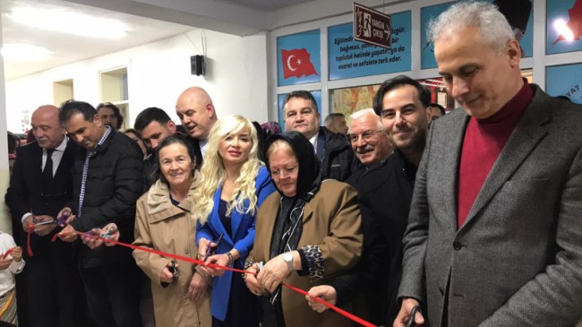 Bayat İlköğretim okuluna modern kütüphane