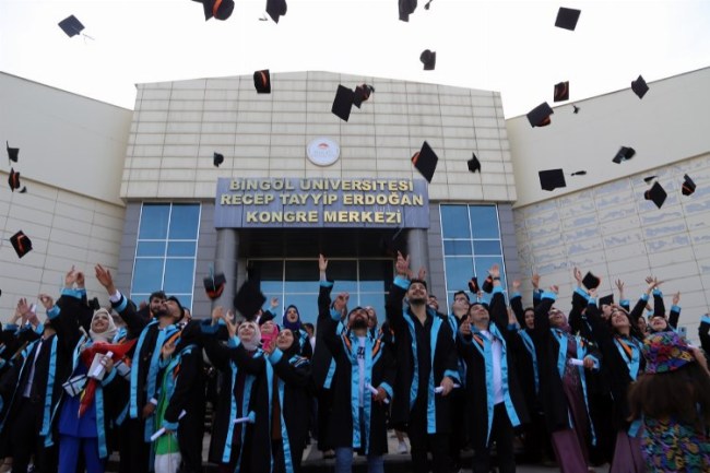 Bingöl Üniversitesi'nde mezuniyet coşkusu