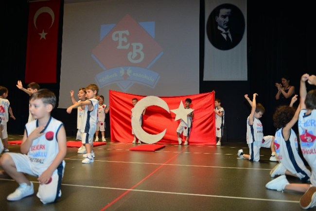 Bursa'da 'Türkiye Yüzyılı' konseptli mezuniyet coşkusu