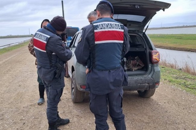 Gala Gölü'nde kaçak avlanan 2 avcı yakalandı