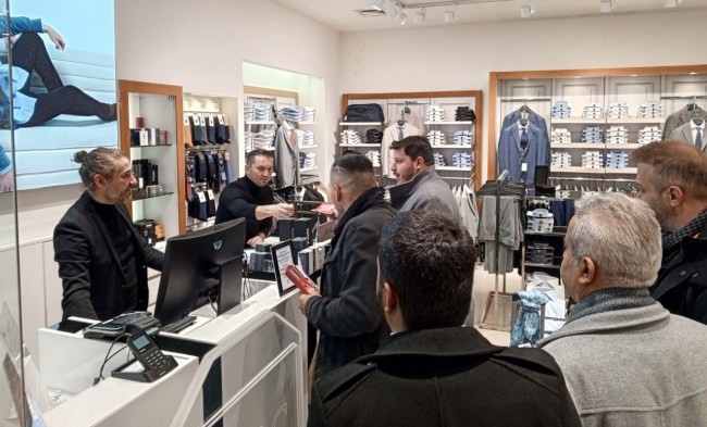 Emre Karaarslan, Ereylin AVM’de vatandaşlarla bir arada