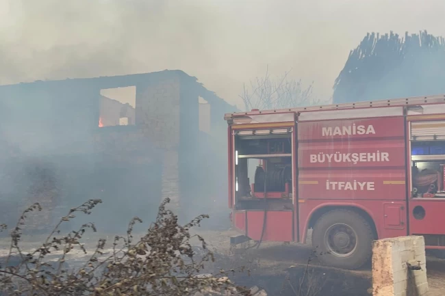 Gördes'te yangınla mücadele sürüyor