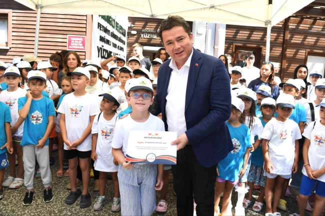 Minik yüzücüler sertifikalarını Başkan Aydın'dan aldı