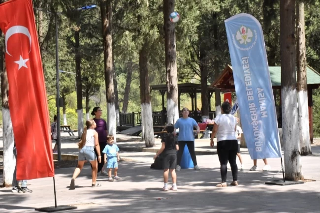 Manisalı kadınlar Süreyya Parkı'nda eğlendi