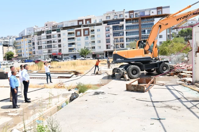 İzmir Çiğli'de kaçak yapının yerine yol ve park