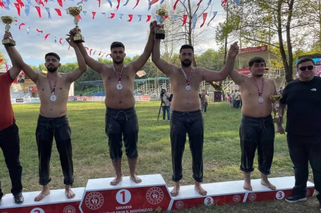 Sakarya'nın pehlivanları Tarihi Akbalık Güreşleri'ne damga vurdu