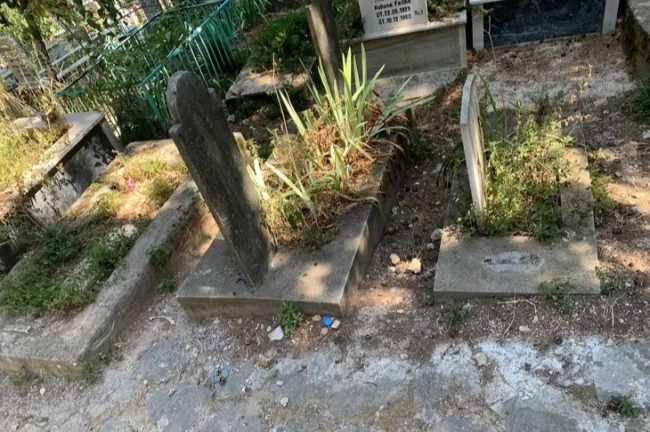 Bursa Alacahırka Mezarlığı'nda mezarlar toprağa gömüldü