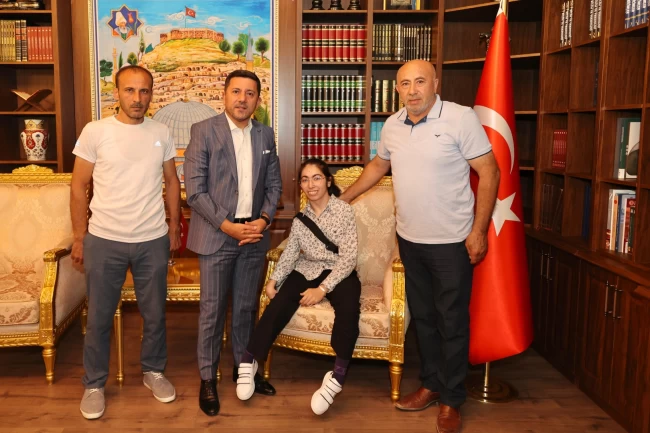 Genç yazar kitabının ilk baskısını Başkan Arı'ya hediye etti