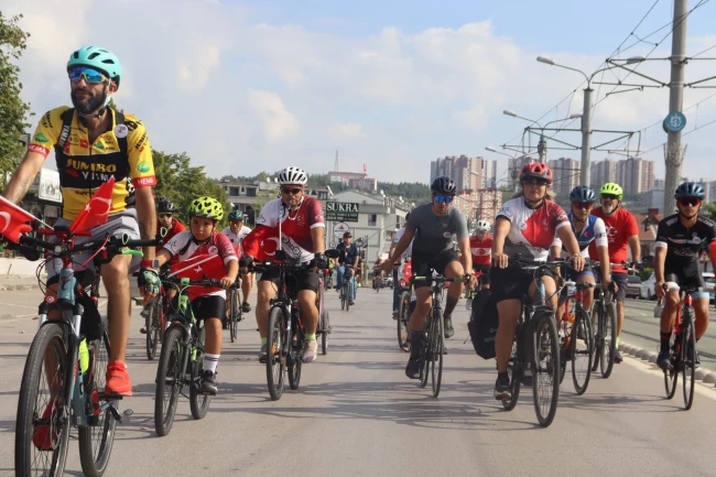 Zafer Bayramı'nda İzmit sokaklarında coşkulu bisiklet korteji
