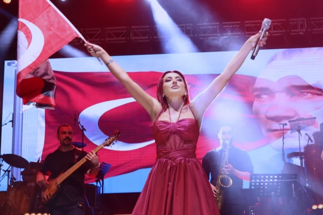 Melek Mosso, Kütahya'da 70.000 kişiyi Cumhuriyet Meydanı'nda buluşturdu!