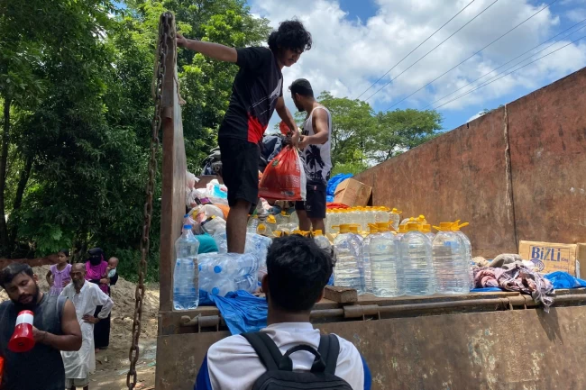 Bangladeş'teki sel mağdurlarına Help Yetim kayıklarla yardımları ulaştırdı