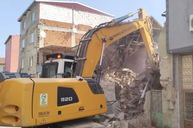Osmangazi'de metruk bina temizliği