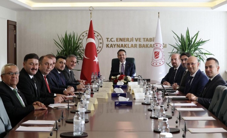 AK Parti heyeti Bakan Uraloğlu ve Bayraktar’ı ziyaret etti