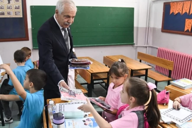 Okulun ilk gününde öğrencilere defter ve kırtasiye desteği Keşan Belediyesi'nden