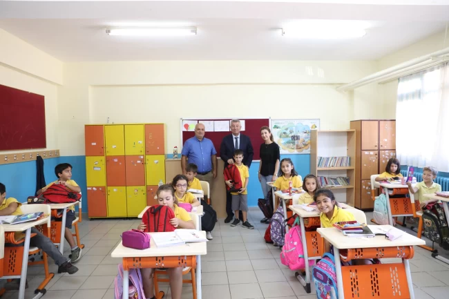 Güzelbahçe Belediyesi'nden öğrencilere çanta ve kırtasiye desteği