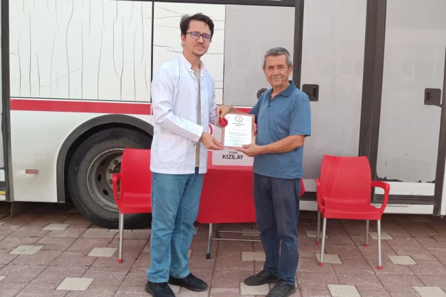 Bilecik'te 17 defa kan bağışında bulunan gazeteci onurlandırıldı