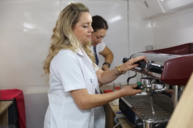 İzmir Güzelbahçe'de barista kursu sertifikaları dağıtıldı