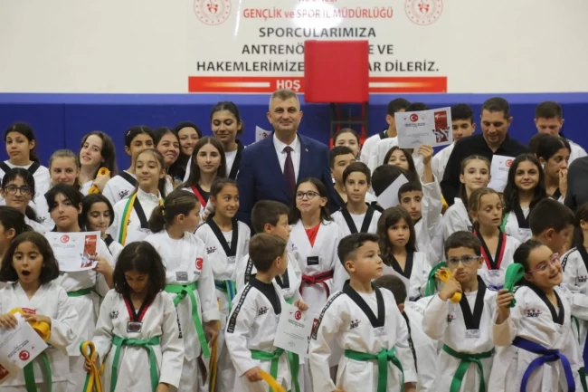 Gölcük Belediyesinde 330 taekwondo sporcusu kuşak atladı