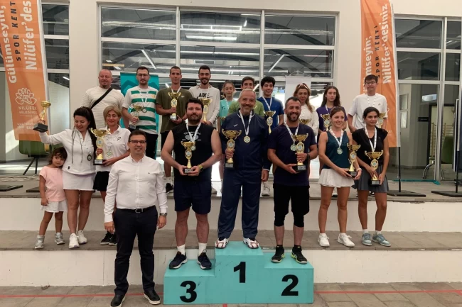 Raket Sporları Turnuvası'nda kazananlar ödüllerine kavuştu