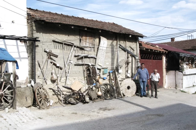 Yenişehir'de köy meydanında "açık hava müzesi"