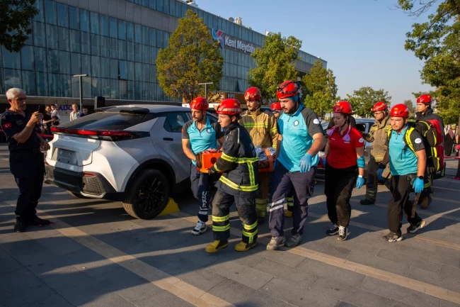 Bursa Büyükşehir İtfaiyesi'nden gerçeği aratmayan tatbikat