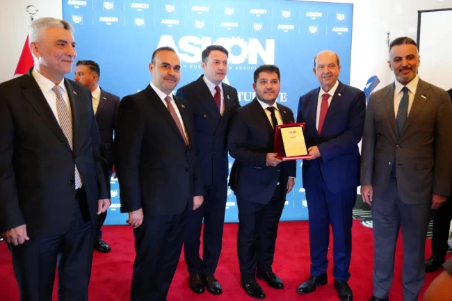 KKTC Cumhurbaşkanı Tatar'dan Art'ye teşekkür plaketi