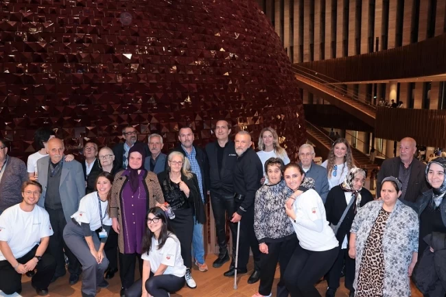 Türk Telekom Darülaceze sakinlerini AKM'de ağırladı