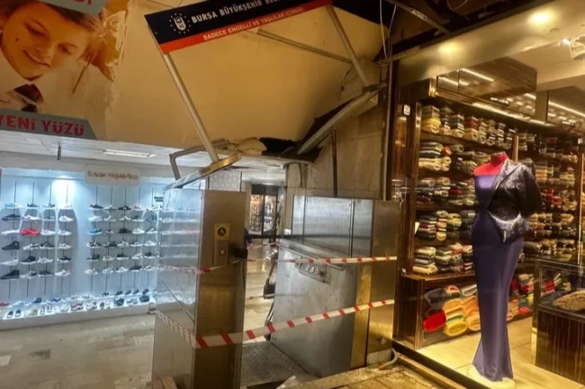 Bursa'da 10 gün önce tavanı patlayan alt geçite hala müdahale edilmedi