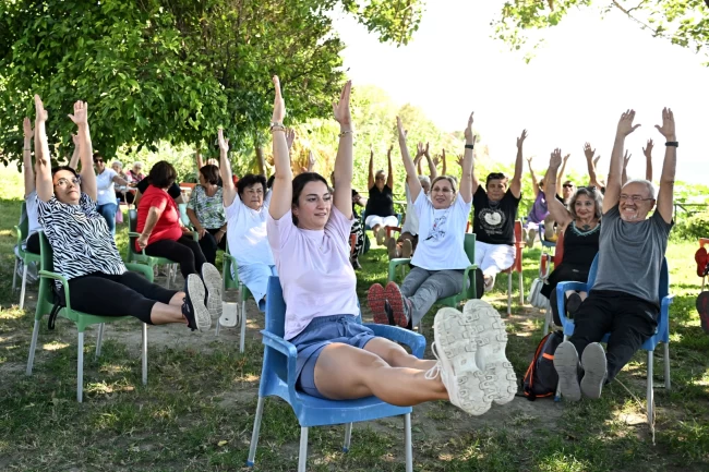 Muratpaşa'dan yaşlılar için yoga etkinliği