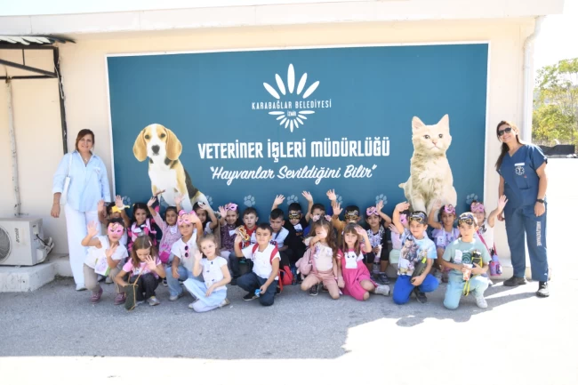 Karabağlar'da çocuklar can dostlarıyla çok mutlu