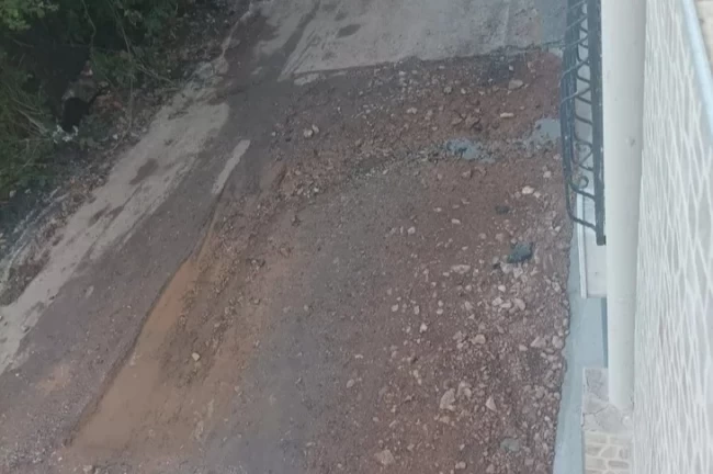 Panayır Mahallesi'nde patlayan su boruları isyan ettirdi