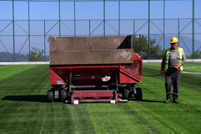 Osmangazi Belediyesi'nden Gündoğdu'ya futbol sahası