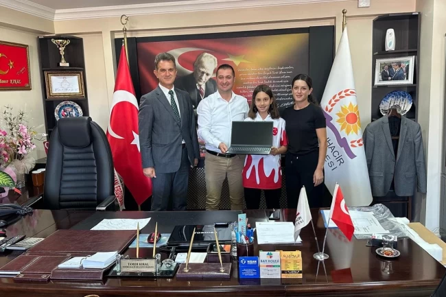 Tamer Kıral Türkiye 2.si olan Eslin Göktepeli'ye laptop hediye etti