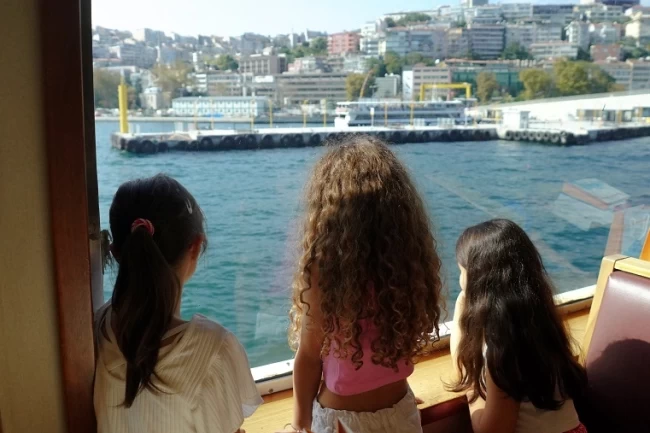 İstanbul'da şehir hatları kız çocukları için demir aldı