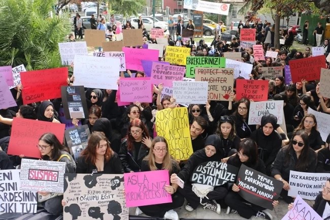 Üsküdar Üniversitesi "Şiddete Karşı" yürüdü!