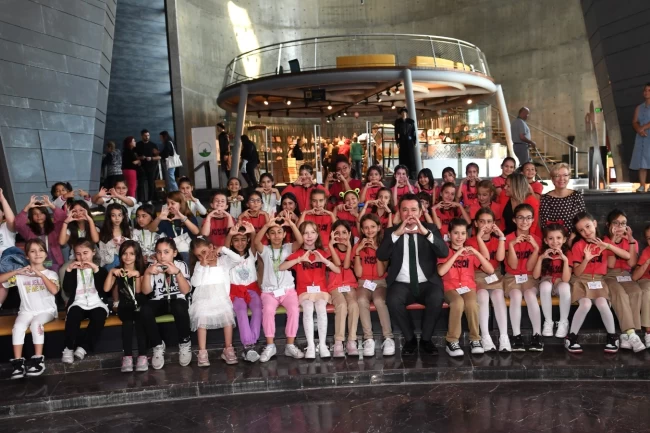 Başkan Aydın Dünya Kız Çocukları Günü'nü pasta keserek kutladı
