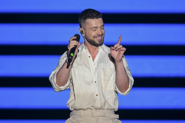 Murat Boz'a sahneden saldırı