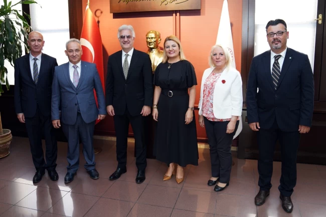 Başkan Hürriyet, Devlet Tiyatroları Genel Müdürü Tamer Karadağlı'yı ziyaret etti