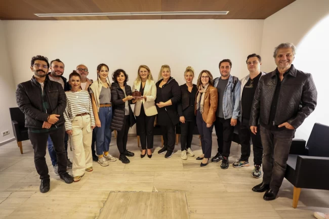 Başkan Ovalıoğlu, yenilenen Leyla Gencer'deki ilk oyunu izledi