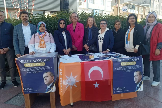 Keşanlılar "Millet Konuşur Lider Dinler" masasına ilgi gösterdi