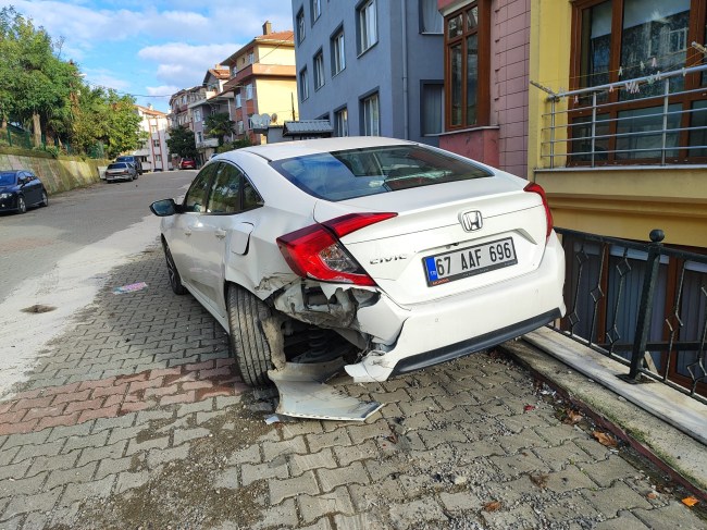 Alkollü sürücü duran araçlara çarptı.