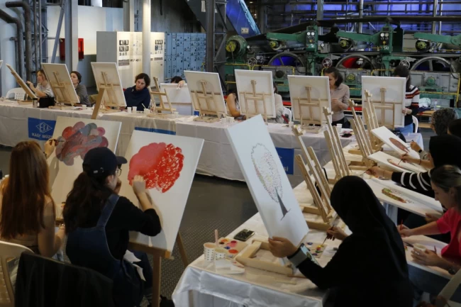 SEKA Kâğıt Müzesi'nde dokulu tuvaller boyanıyor