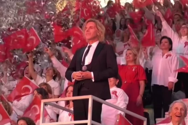 İzmit, Cumhuriyetin 101'inci yılını Soner Arıca ile kutladı