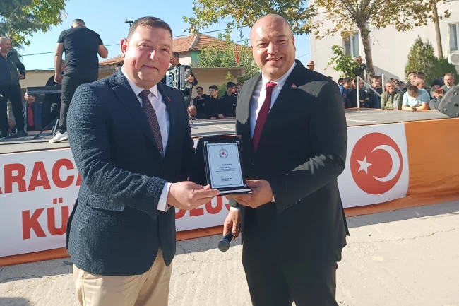 Recep Dural'a Karacaovalılardan teşekkür plaketi