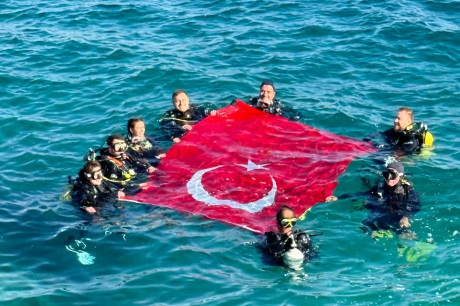 Cumhuriyet'in 101. Yılını Saros'da bayrak açarak kutladılar