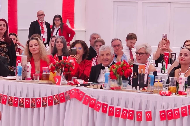 Hollanda da 9. Altın Lale'de Cumhuriyetin 101. yıl coşkusu