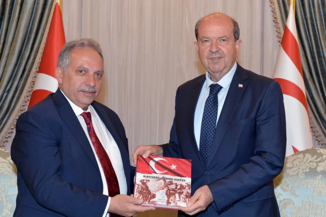 Başkan Yalçın'dan KKTC Cumhurbaşkanlarına ‘Kayseri Girne Hattı' kitabı